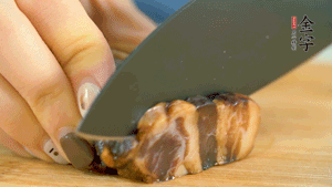 金字風(fēng)味醬肉切成片，上鍋蒸15分鐘。