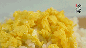 將雞蛋碎、西蘭花碎和放涼的米飯混合，用少許鹽、橄欖油調(diào)味。