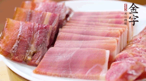 擺盤(pán)后鋪上老豆腐，淋點(diǎn)料酒，灑點(diǎn)白糖上鍋蒸20分鐘。