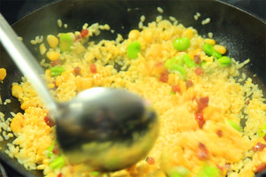 然后加入炒好的食材混合均勻，炒熟即可。出鍋前加少許黑胡椒、鹽和蔥花就可以啦?。?！