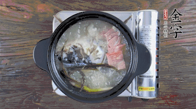 放豆腐、海鮮菇繼續(xù)中小火煮5分鐘。