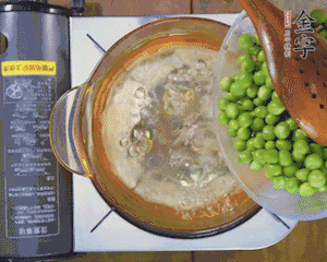 豌豆粒焯水30秒，過涼水。