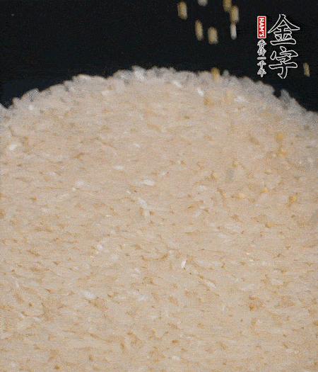 大米和小米一起燜成米飯。