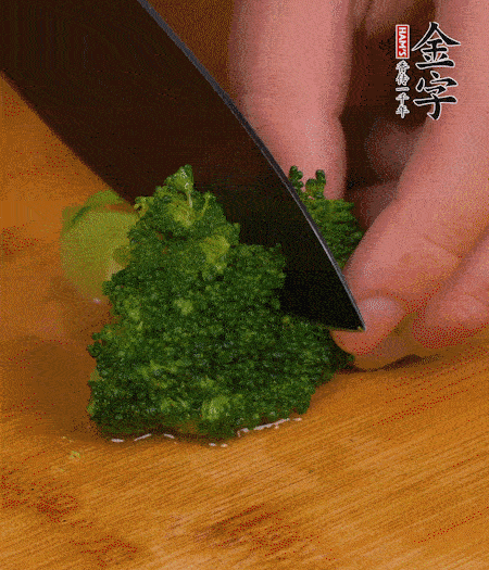 西蘭花用淡鹽水浸泡十幾分鐘后過開水焯燙熟后撈出。