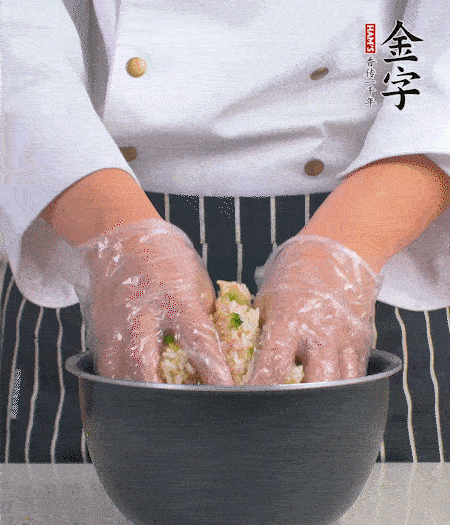 米飯中放西蘭花碎、咸肉丁，加少許黑胡椒、十來滴橄欖油拌勻。