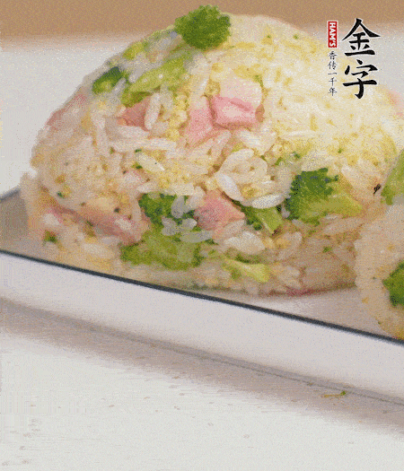 拌好的飯攥成飯團(tuán)。