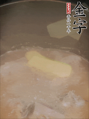 排骨洗凈，加生姜、黃酒焯水，溫水洗凈備用。