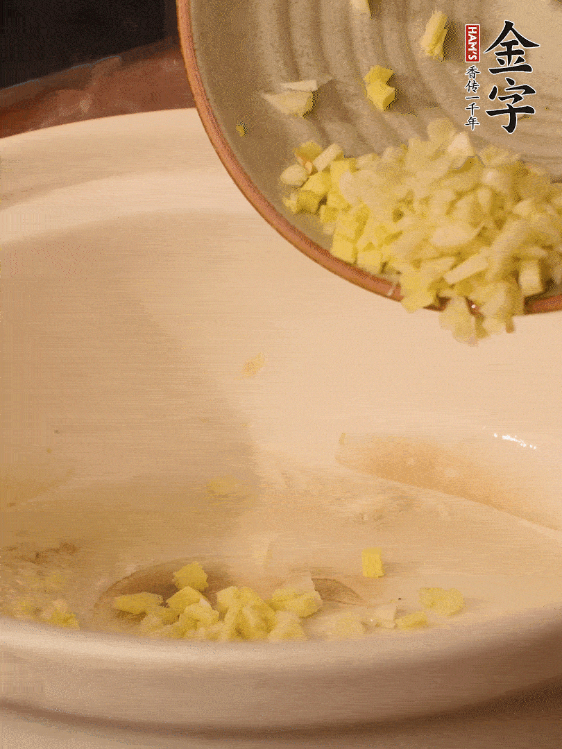 熱油下鍋，姜爆香。下冬瓜略微翻炒。