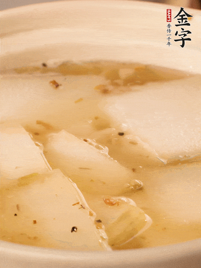 加入適量清水，再放咸肉，淋點(diǎn)黃酒添味。
