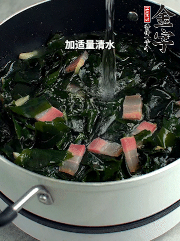放入泡發(fā)好的裙帶菜翻炒一下，加適量清水燉煮。