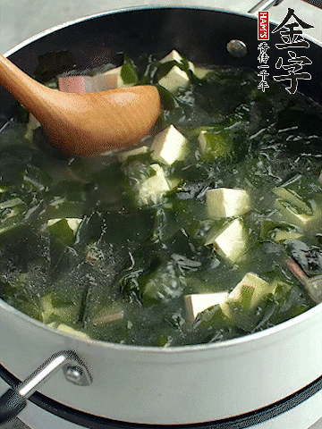煮到沸騰后，再放入豆腐蓋蓋子煮3分鐘。