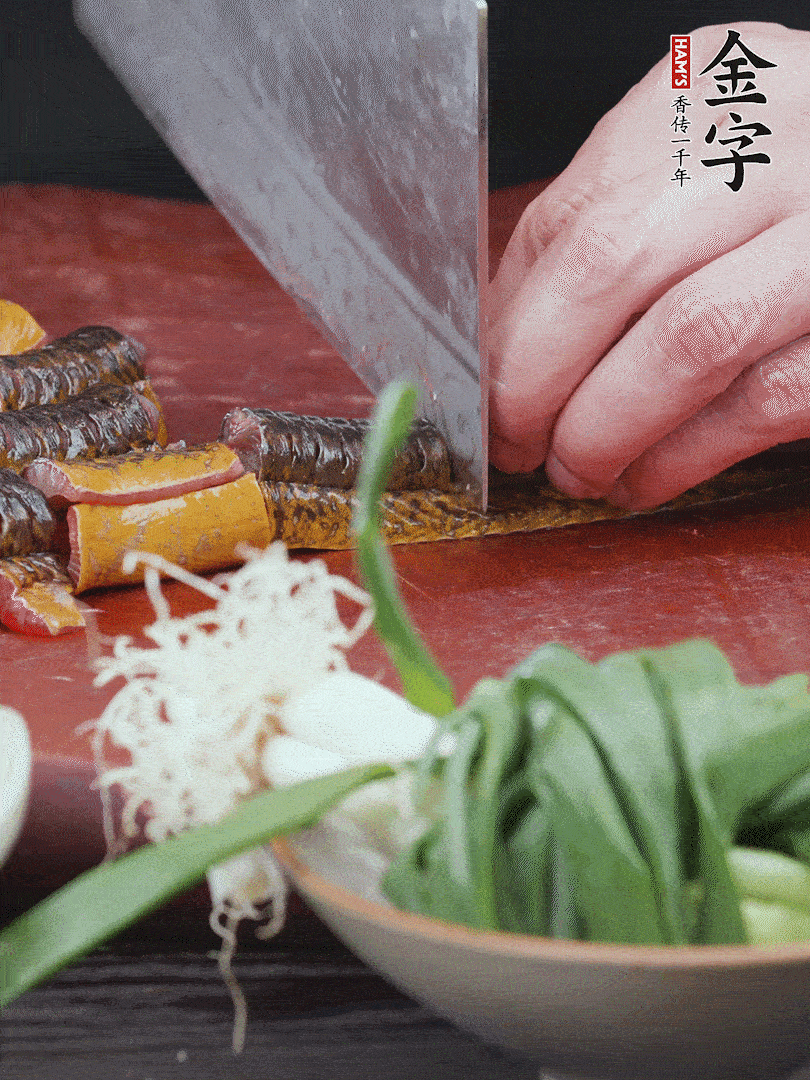 黃鱔去內(nèi)臟洗凈，切花刀斬段。沸水下鍋，加黃酒焯水去血沫。