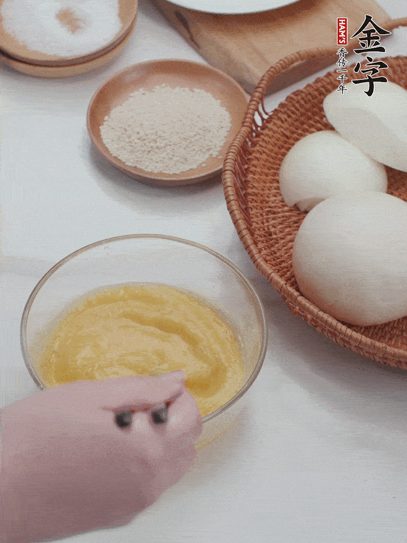 2個(gè)雞蛋加入1小勺鹽、1/2小勺胡椒粉打散。
