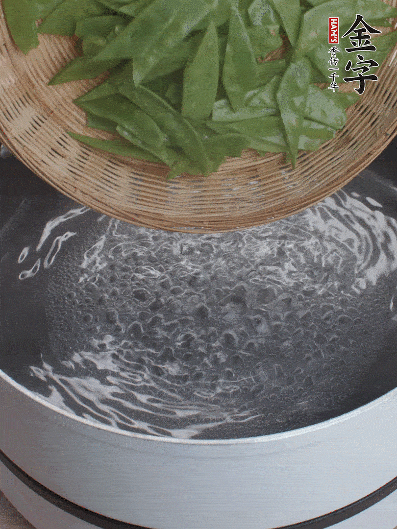 甜豆莢撕掉老筋，斜切兩半，焯水1分鐘。
