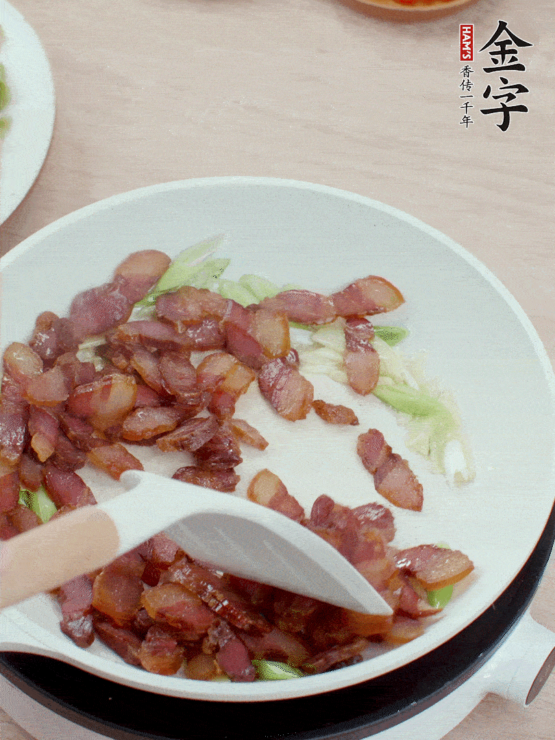 鍋中少許油，姜、蒜白爆香，下臘肉煸出油脂。