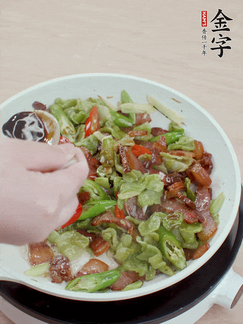2勺生抽調(diào)味，最后撒蒜葉。
