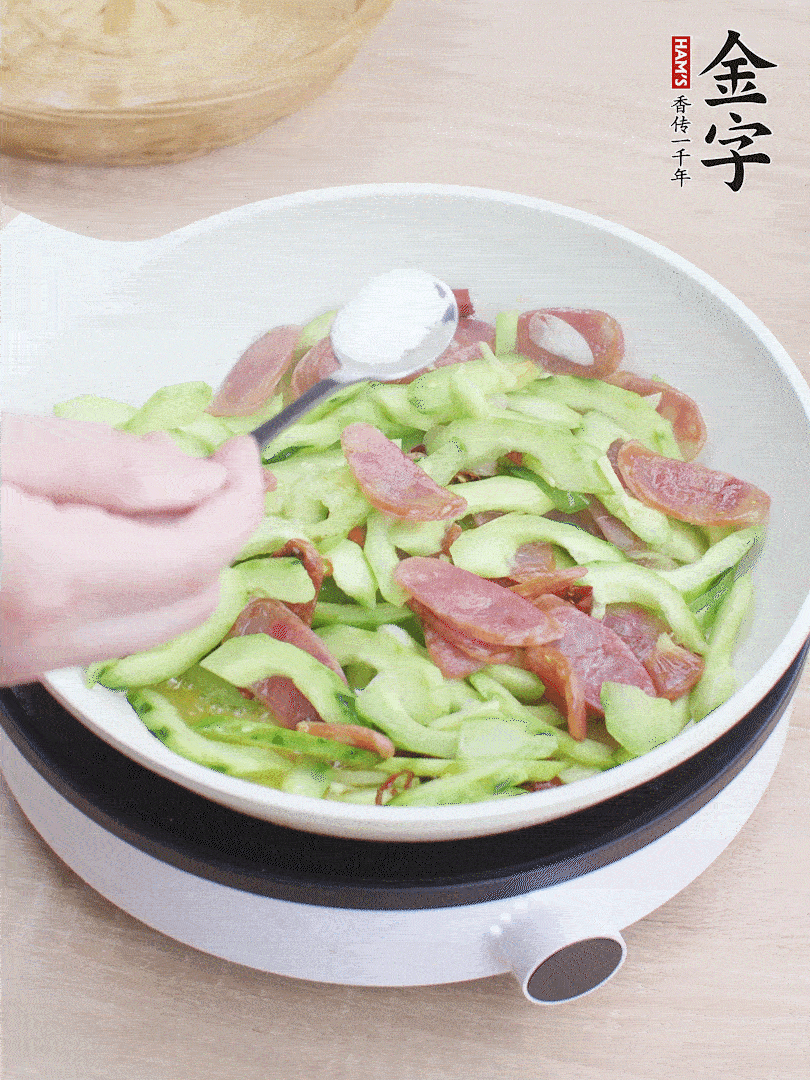淋點(diǎn)開水，半勺白糖、1勺生抽調(diào)味。