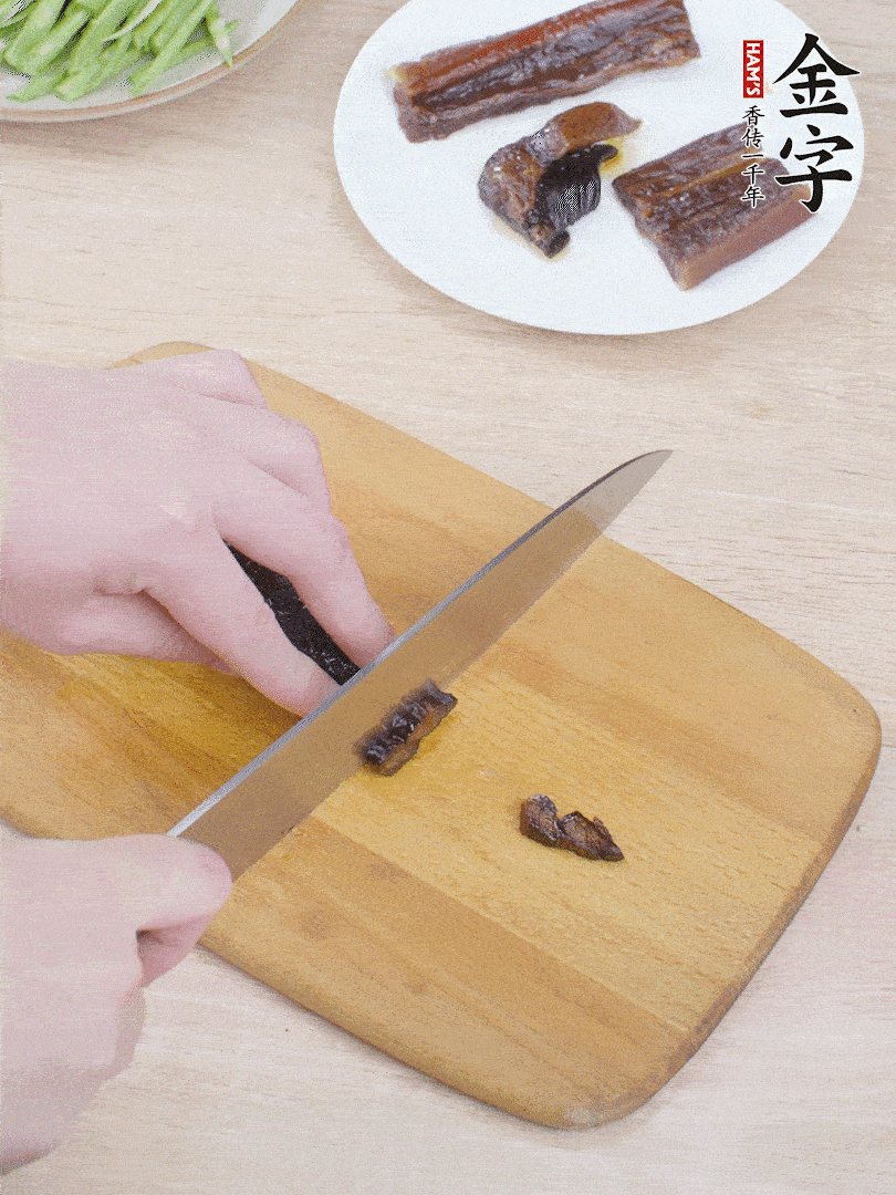 提前煮好的金字醬油肉切片。