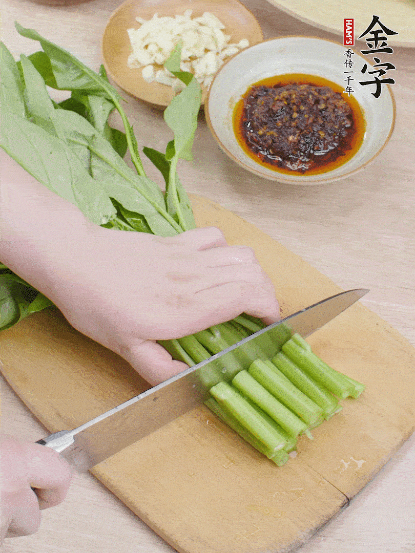 空心菜切段，大蒜拍碎切末。
