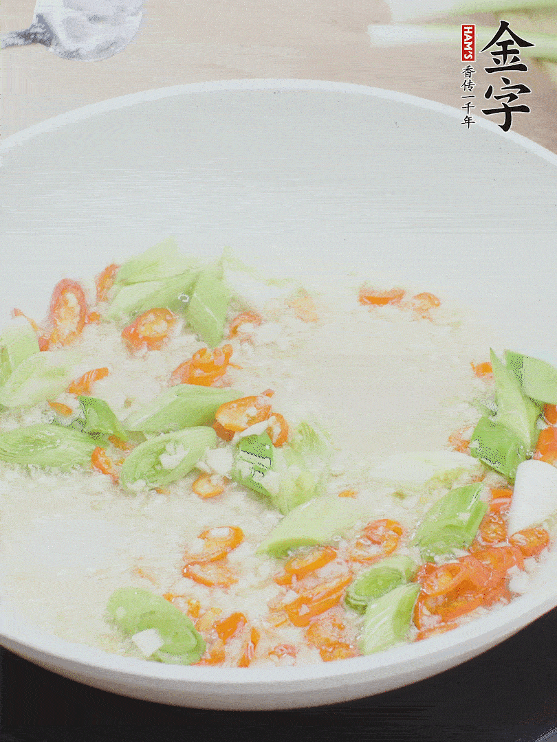 油5成熱時(shí)，下蒜末、辣椒、蒜白煸炒。