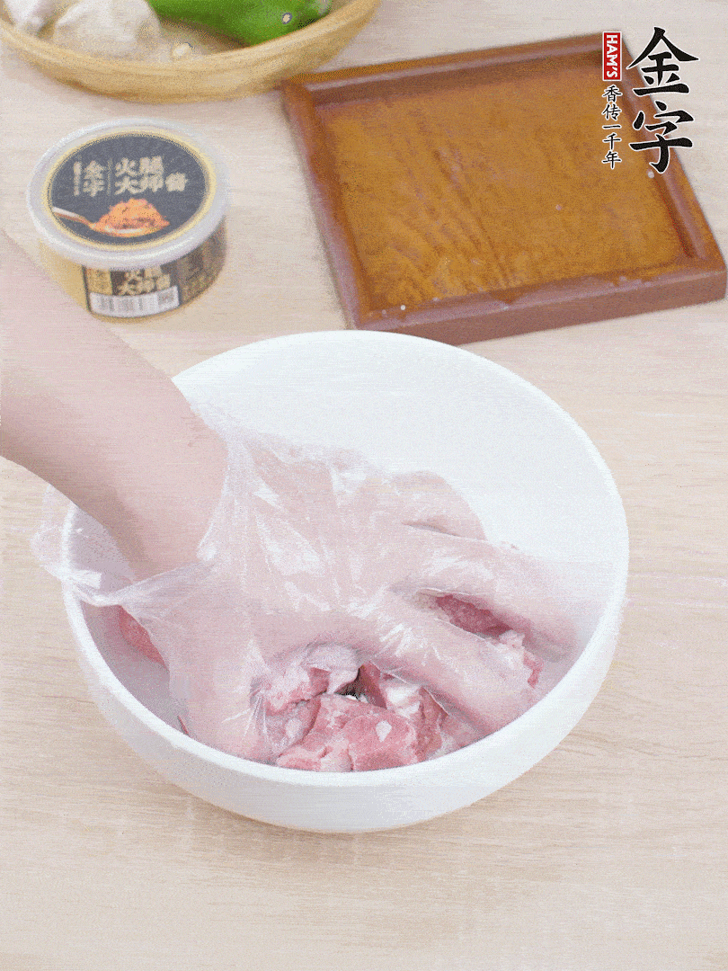 豬小排，加1勺料酒、1勺蠔油、1/3勺白胡椒粉、淀粉，抓拌均勻腌漬30分鐘。青椒去蒂去籽切塊。洋蔥去皮切塊。
