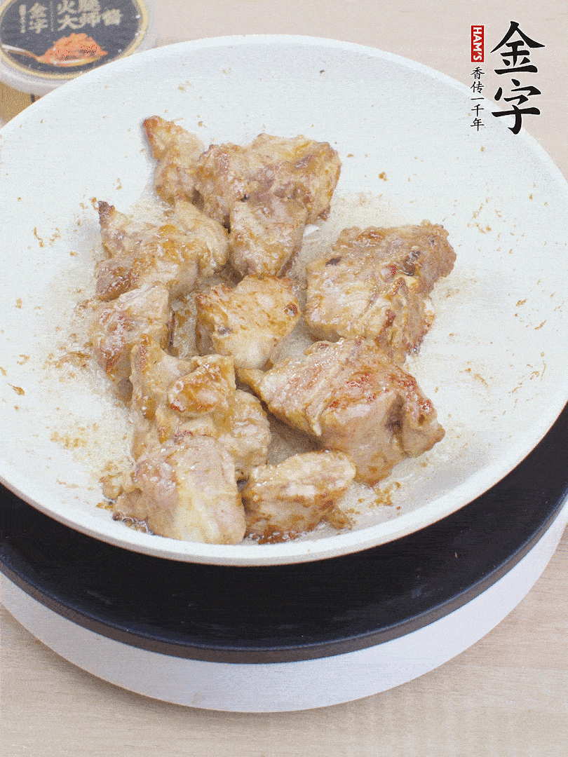 油4成熱，下小排煎炒至邊緣微微發(fā)焦。