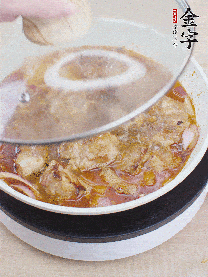 下小排翻炒，加1勺生抽、1點(diǎn)白砂糖和少許水燜2分鐘。