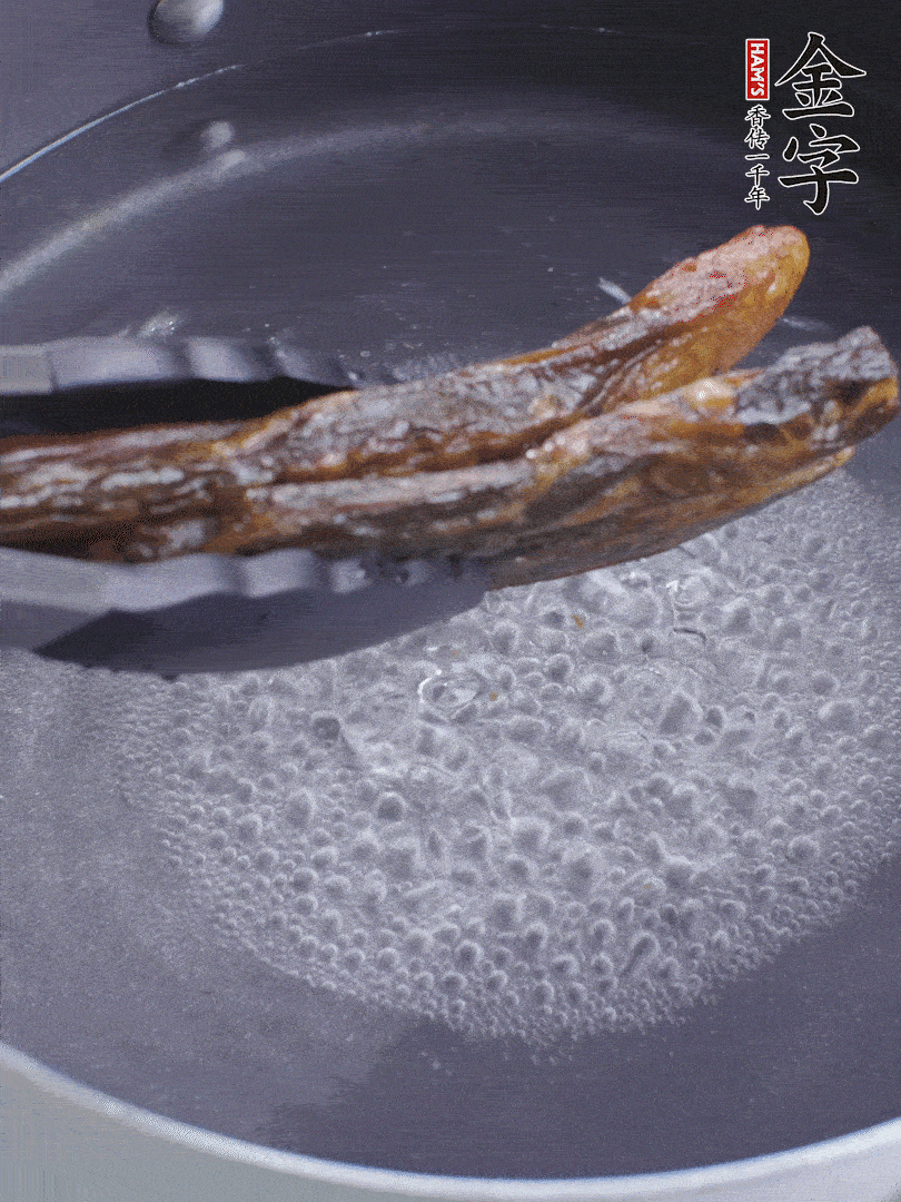 金字醬油肉水煮15分鐘，切薄片。