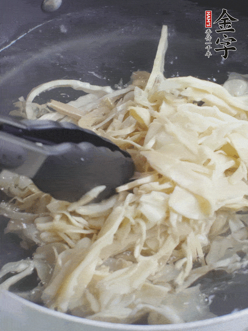 糯米筍焯水1分鐘，過涼水，擠干水份。