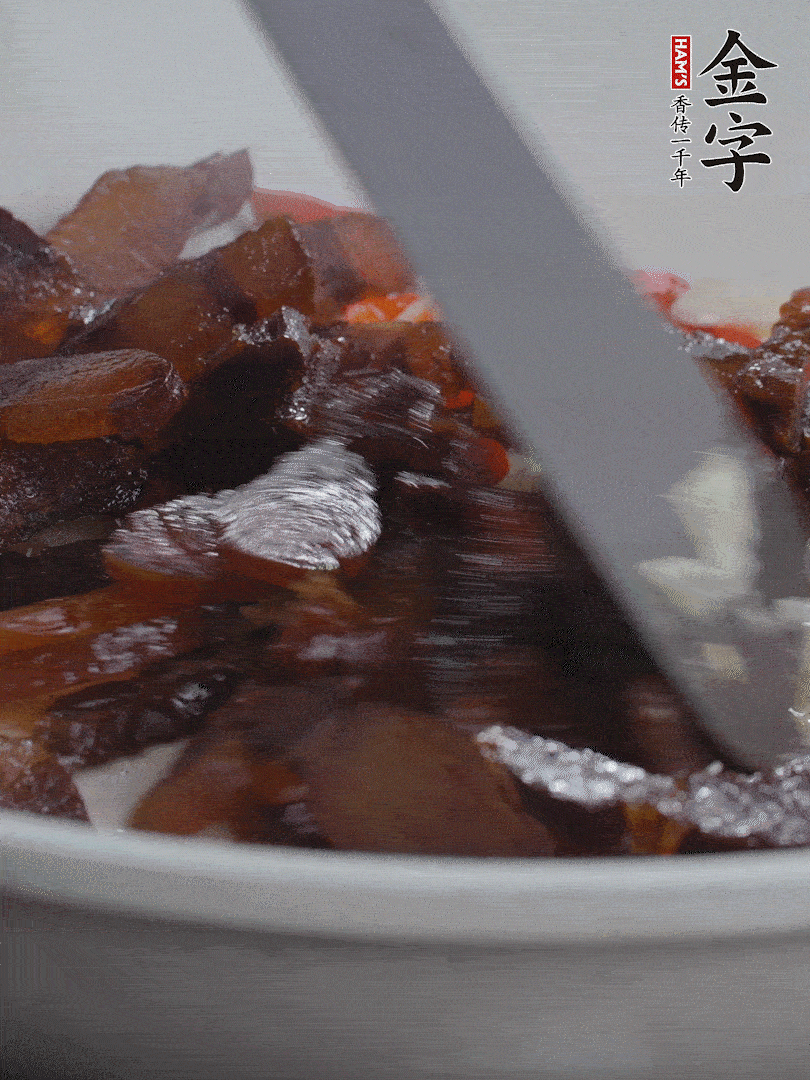 下醬油肉，煸出油脂。