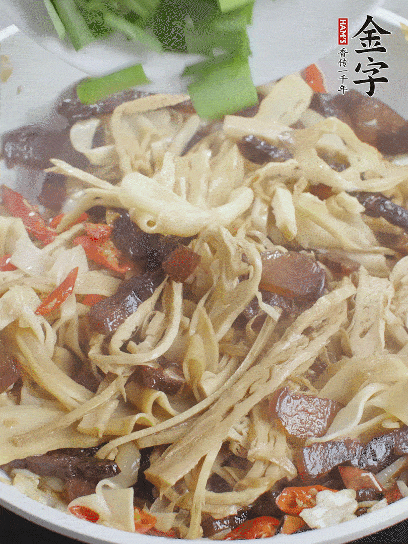 翻炒均勻，下蒜葉。