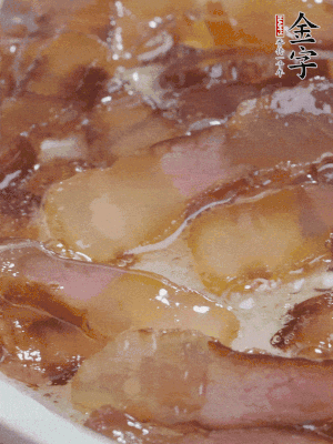 油5成熱，醬油肉煸香。