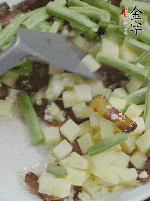 下蒜末、豆角、土豆塊翻炒。