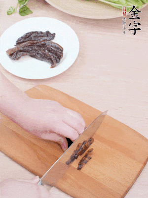 金字醬油肉下鍋煮10分鐘，切薄片。