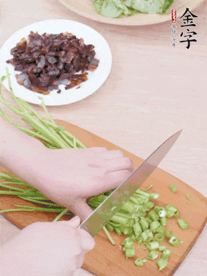 空心菜摘掉葉子，菜梗切成丁。