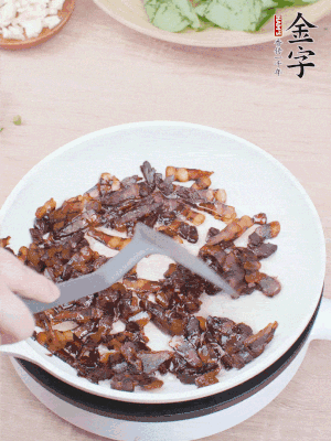 起鍋熱油，煸香醬油肉，撥拉到一邊。