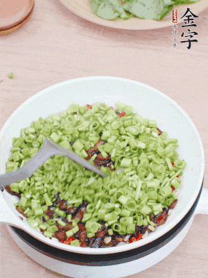 下菜梗翻炒，混合醬油肉。