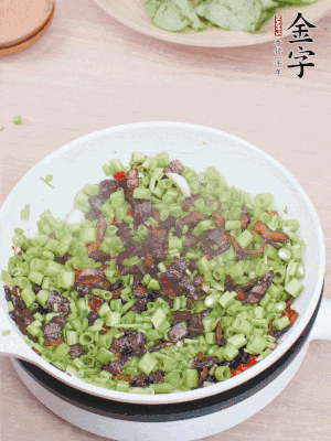 1勺生抽、1勺蠔油、1點(diǎn)點(diǎn)白糖調(diào)味。