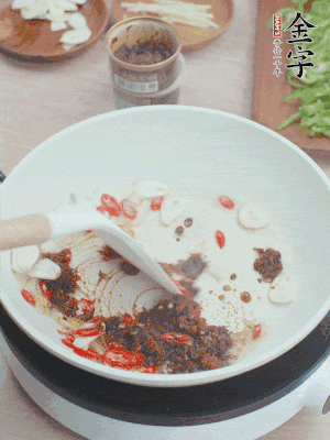 熱鍋涼油，姜蒜、辣椒、金字火腿xo醬炒香。