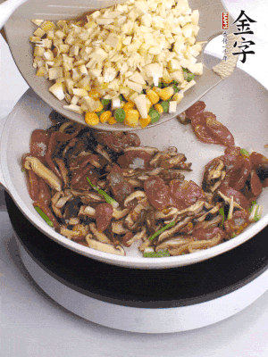 鍋里熱油，爆香蔥白，下香腸片炒至微微出油，加時(shí)蔬粒、香菇粒、春筍粒翻炒均勻。