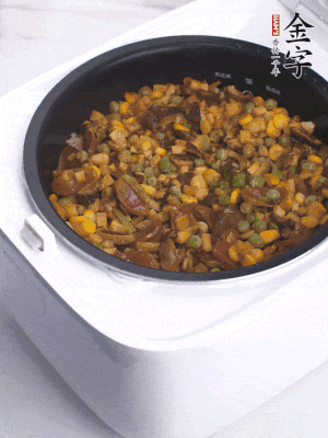 電飯煲按煮飯鍵，出鍋撒蔥花。