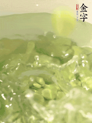 新鮮蠶豆熱水焯水30秒，然后浸入涼水。