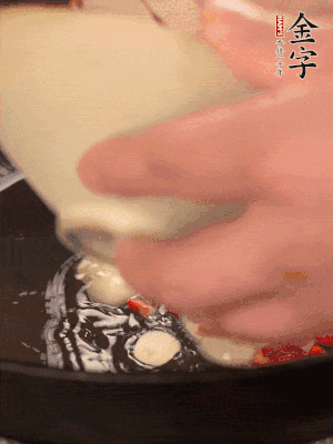 豬油潤鍋，下辣椒、大蒜、火腿片煸香。