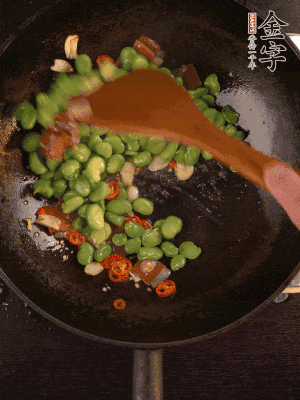 再下蠶豆煸炒，加1勺料酒調(diào)味。