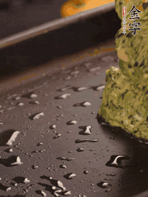 熱鍋擦一下油，下面糊攤平。