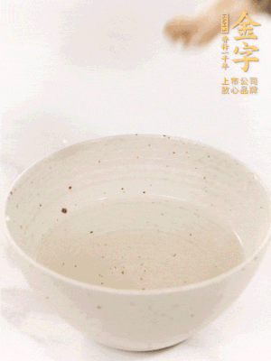 羊肚菌流水洗凈2遍后，溫水泡發(fā)15-20分鐘。