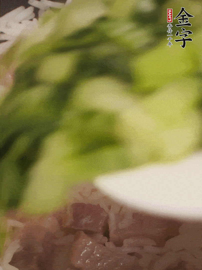 將燜煮好的米飯，倒入炒熟的蔬菜中，翻炒均勻鍆繼續(xù)燜煮5分鐘