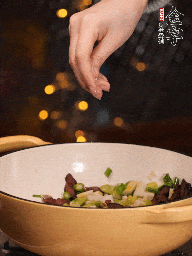 可以加點點水，再加菜苔，加點鹽、味精調(diào)味