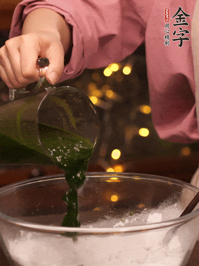 清明粿粉，分次加艾草泥，加點(diǎn)油揉2分鐘