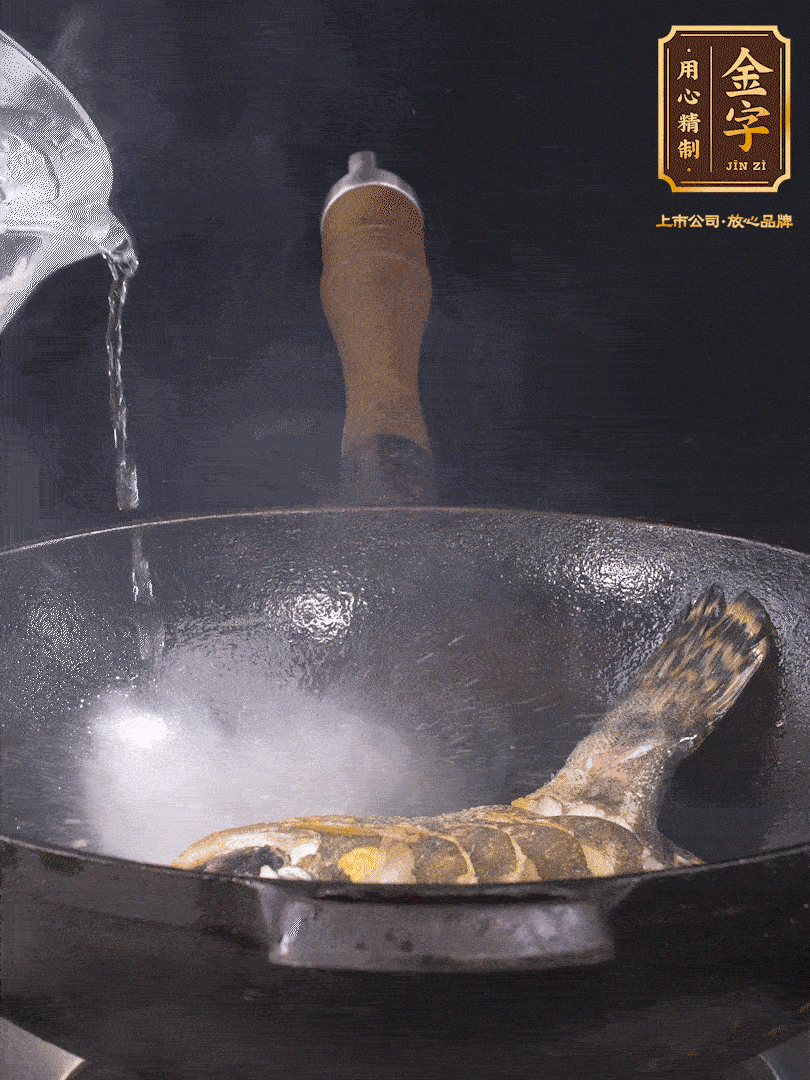 倒入適量食用油，待鍋燒熱后下桂魚煎大約2-3分鐘至兩面金黃（一定要煎透，這樣做出來(lái)的湯才會(huì)比較奶白色）